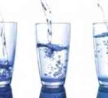 Mitul despre beneficiile de opt pahare de apă pe zi